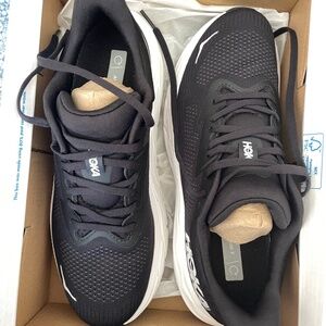 Women's HOKA Arahi 7 Size 9.5 Black & White Brand New